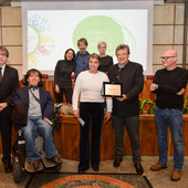 Al centro, Rosalia Ventrini riceve il Premio