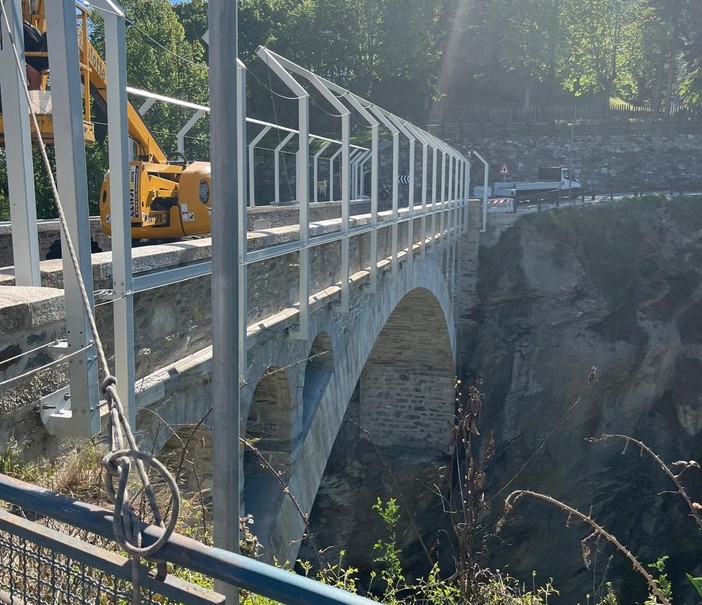 La posa dei pilastri al ponte di Introd