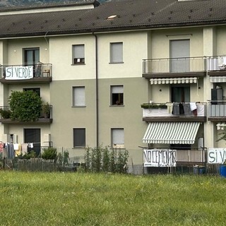 Quartiere Dora, la protesta continua sui balconi; striscioni 'NO CEMENTO' contro il nuovo supermercato