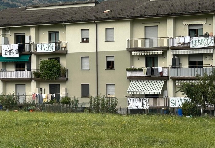 Quartiere Dora, la protesta continua sui balconi; striscioni 'NO CEMENTO' contro il nuovo supermercato
