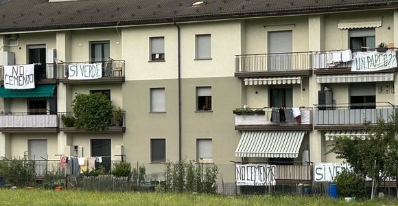 Quartiere Dora, la protesta continua sui balconi; striscioni 'NO CEMENTO' contro il nuovo supermercato Quartiere Dora, la protesta continua sui balconi; striscioni 'NO CEMENTO' contro il nuovo supermercato