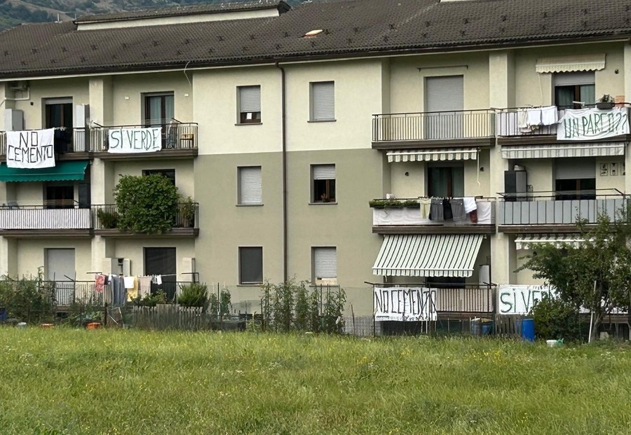 Quartiere Dora, la protesta continua sui balconi; striscioni 'NO CEMENTO' contro il nuovo supermercato