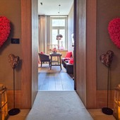 L’ingresso della Romantic Suite, luci soffuse e cuori di rose per un’atmosfera intima e avvolgente (cliccare sull'immagine per avviare la gallery)
