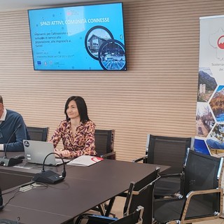 Da sn Camillo Rosset e Marta Anello durante l'illustrazione del bando