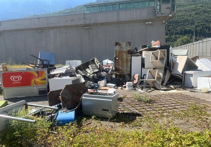 Discarica a cielo aperto nel carcere di Brissogne tra rottami di ogni tipo e serio rischio ambientale