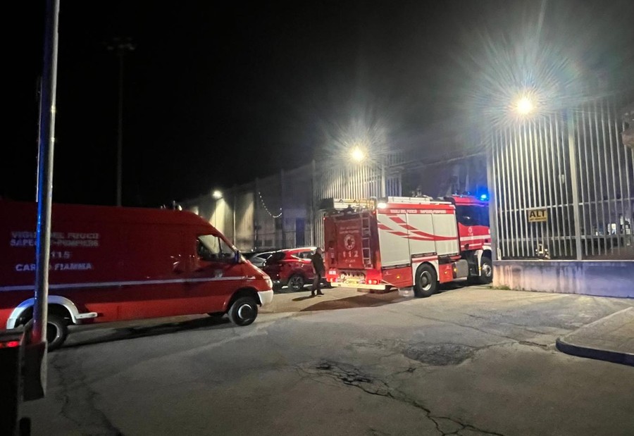 L'ingresso dei Vigili del fuoco nel carcere di Brissogne