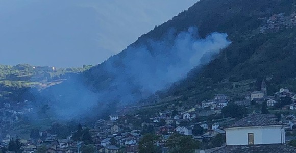 Incendio boschivo sopra Sarre, sul posto autobotti ed elicottero