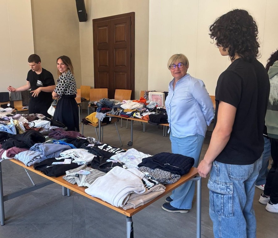 La vicesindaca Fadda e l'assessora Sapinet durante la visita al laboratorio dei ragazzi