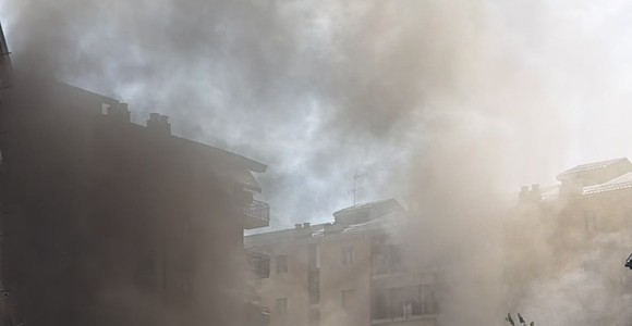 Aosta; incendio in un garage, il fumo paralizza la circolazione Aosta; incendio in un garage, il fumo paralizza la circolazione
