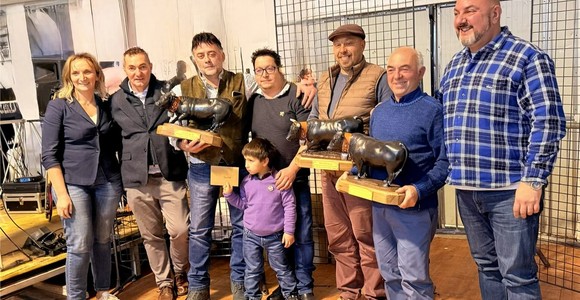 Da sn l'assessore regionale all'Agricoltura, Speranza Girod; il presidente dell'Associazione, Roberto Bonin; gli allevatori Frassi &amp; Letey, Charbonnier, Lorenzo Rosset e l'assessore alla Sanità, Carlo Marzi