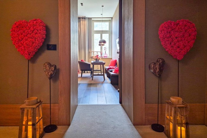 L’ingresso della Romantic Suite, luci soffuse e cuori di rose per un’atmosfera intima e avvolgente (cliccare sull'immagine per avviare la gallery)