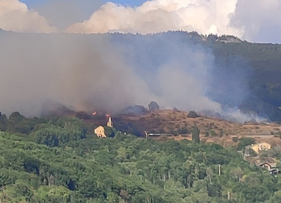 Divampato incendio a Saint-Denis, soccorsi in forze sul posto VIDEO