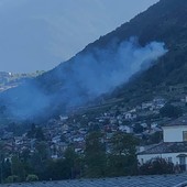 Incendio boschivo sopra Sarre, sul posto autobotti ed elicottero Incendio boschivo sopra Sarre, sul posto autobotti ed elicottero