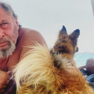 Respira monossido di carbonio e muore insieme al suo cane