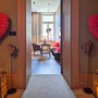 L’ingresso della Romantic Suite, luci soffuse e cuori di rose per un’atmosfera intima e avvolgente (cliccare sull'immagine per avviare la gallery)