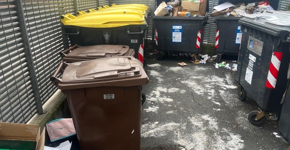 Aosta, rifiuti abbandonati nell’area di conferimento in corso Ivrea: proteste di residenti e commercianti