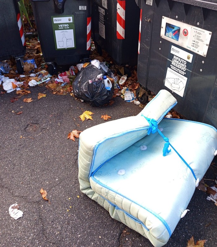 Aosta, abbandono selvaggio di rifiuti in viale Europa; attacco al decoro e al buon senso