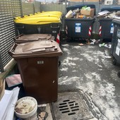 Aosta, rifiuti abbandonati nell’area di conferimento in corso Ivrea: proteste di residenti e commercianti