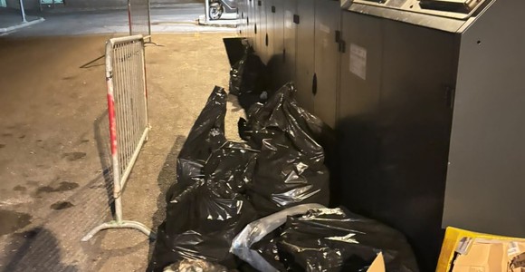 Aosta, sacchi di immondizia abbandonati di notte davanti ai punti di raccolta