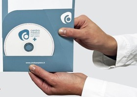 'La Usl non ha più cd per registrare i referti; ci hanno detto di comprarcelo noi ma ad Aosta non si trova...' 'La Usl non ha più cd per registrare i referti; ci hanno detto di comprarcelo noi ma ad Aosta non si trova...'