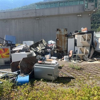 Discarica a cielo aperto nel carcere di Brissogne tra rottami di ogni tipo e serio rischio ambientale