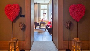 L’ingresso della Romantic Suite, luci soffuse e cuori di rose per un’atmosfera intima e avvolgente (cliccare sull'immagine per avviare la gallery) L’ingresso della Romantic Suite, luci soffuse e cuori di rose per un’atmosfera intima e avvolgente (cliccare sull'immagine per avviare la gallery)