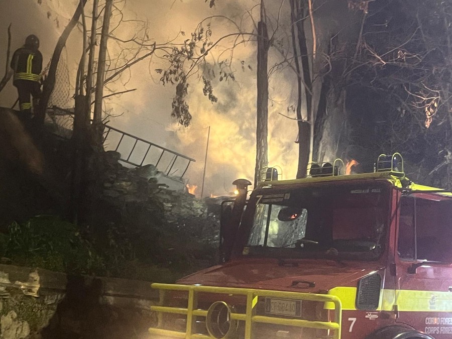 Pompieri al lavoro per domare le fiamme e in seguito bonficare l'area (cliccare sull'immagine per avviare la mini gallery)