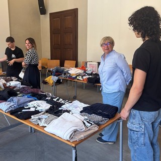 La vicesindaca Fadda e l'assessora Sapinet durante la visita al laboratorio dei ragazzi