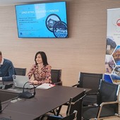 Da sn Camillo Rosset e Marta Anello durante l'illustrazione del bando Da sn Camillo Rosset e Marta Anello durante l'illustrazione del bando