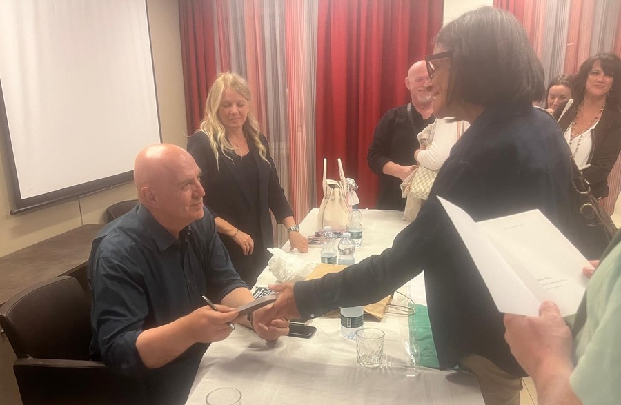 Aosta; sala piena per Rizzo, 'politica distante, si colpisce il cittadino e si salvano le banche'