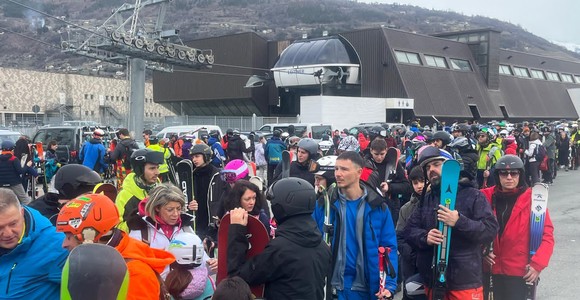 Non è Roccaraso 2024; oggi un fiume di persone alla partenza della funivia per Pila