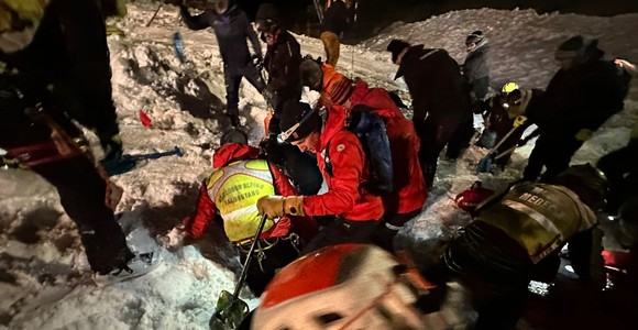 Un escursionista estratto vivo dalla maxi valanga sopra Gressoney