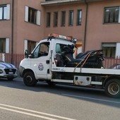 Lo scooter coinvolto nell'incidente e rimosso dalla carreggiata Lo scooter coinvolto nell'incidente e rimosso dalla carreggiata