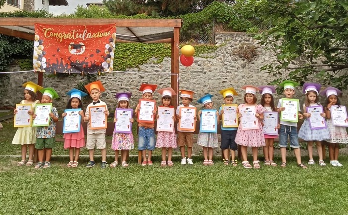 Foto di gruppo durante la festa (cliccare sull'immagine per avviare la gallery)