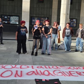 Aosta, studenti in piazza per scuole adeguate, lotta al bullismo e investimenti 'no war'