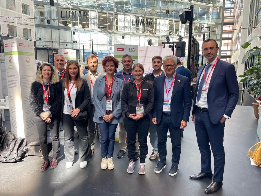 L'assessore Luigi Bertschy (secondo da dx) con i rappresentanti della Struttura regionale e con le start up: Coralie Pellisier e Valerio Falcicchio di RdItaly S.r.l., Pietro Baratella di Bilanciarsi S.r.l., Mariapaola La Caria di Openmind Travel S.r.l. e Sano Musab Hijazi di It’s Prodigy
