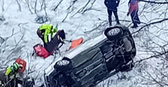 Valtournenche; auto esce di strada e precipita lungo una scarpata, due feriti