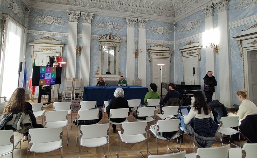 Gli incontri sono organizzati nel Salone Ducale del Municipio di Aosta Gli incontri sono organizzati nel Salone Ducale del Municipio di Aosta