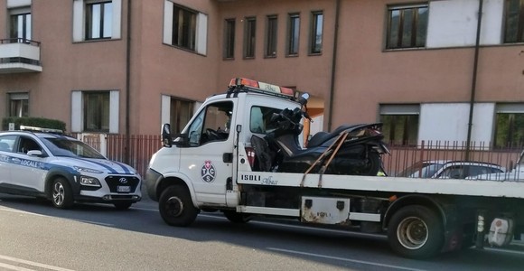 Lo scooter coinvolto nell'incidente e rimosso dalla carreggiata Lo scooter coinvolto nell'incidente e rimosso dalla carreggiata