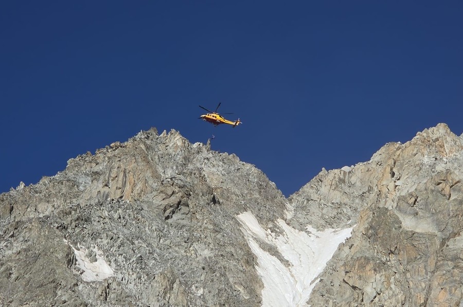 In salvo alpinista travolta da un masso sulla Aiguille de Toula