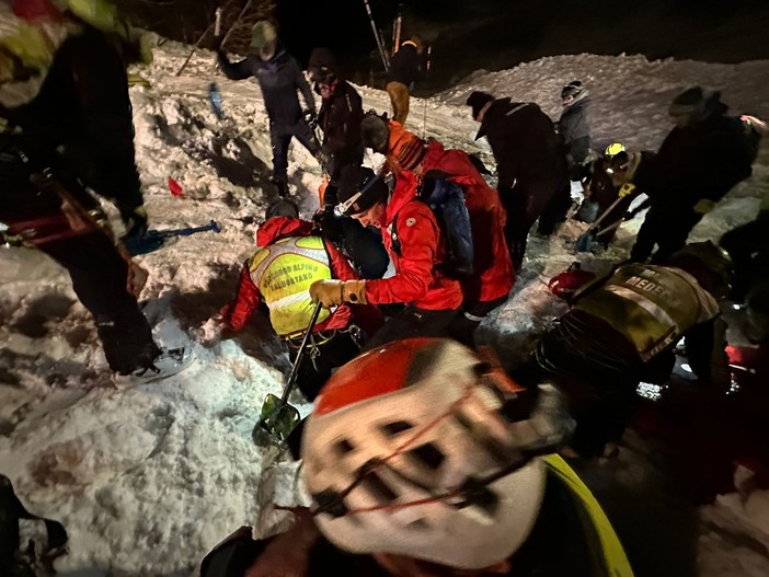 Un escursionista estratto vivo dalla maxi valanga sopra Gressoney - VIDEO