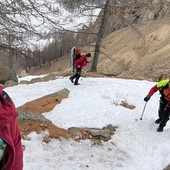 I soccorritori, sci ai piedi, hanno raggiunto rapidamente l'infortunato I soccorritori, sci ai piedi, hanno raggiunto rapidamente l'infortunato