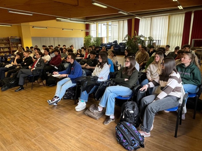 Referendum Giustizia, magistrato per il 'No' e avvocato per il 'Sì' a confronto ad Aosta davanti agli studenti Referendum Giustizia, magistrato per il 'No' e avvocato per il 'Sì' a confronto ad Aosta davanti agli studenti