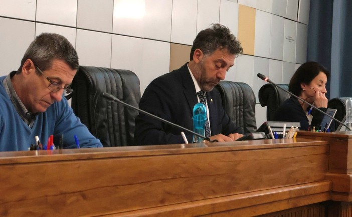 Al centro, il presidente della Seconda commisione, Marco Sorbara