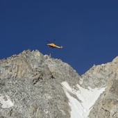 In salvo alpinista travolta da un masso sulla Aiguille de Toula In salvo alpinista travolta da un masso sulla Aiguille de Toula