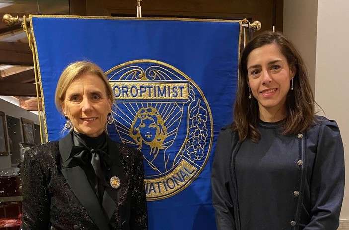 Viviana Maria Vallet presidente uscente del Soroptimist Club Valle d'Aosta con Silvia Galliano presidente per il biennio 2026-2027 Viviana Maria Vallet presidente uscente del Soroptimist Club Valle d'Aosta con Silvia Galliano presidente per il biennio 2026-2027