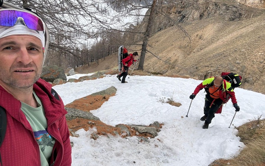 I soccorritori, sci ai piedi, hanno raggiunto rapidamente l'infortunato I soccorritori, sci ai piedi, hanno raggiunto rapidamente l'infortunato