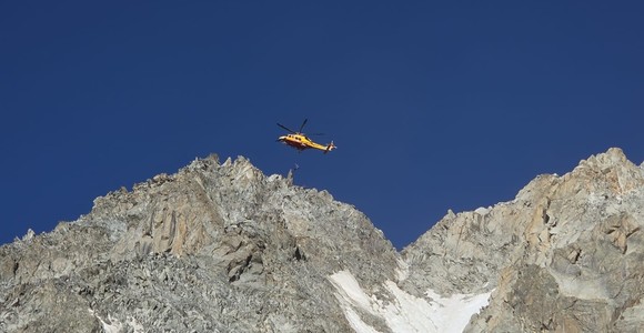 In salvo alpinista travolta da un masso sulla Aiguille de Toula In salvo alpinista travolta da un masso sulla Aiguille de Toula