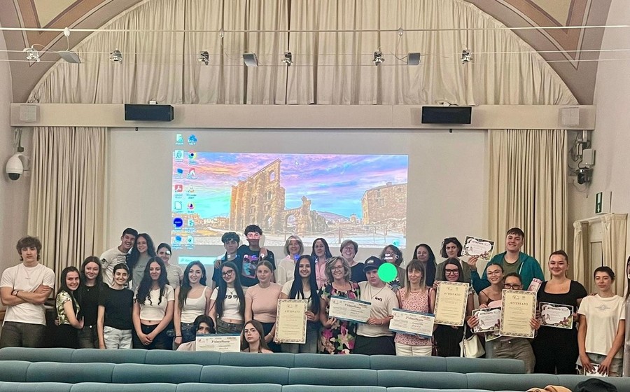 Fake news e antibiotici, premiati gli studenti valdostani del progetto Usl-Sovraintendenza Fake news e antibiotici, premiati gli studenti valdostani del progetto Usl-Sovraintendenza