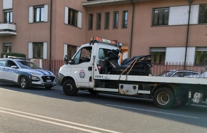 Lo scooter coinvolto nell'incidente e rimosso dalla carreggiata Lo scooter coinvolto nell'incidente e rimosso dalla carreggiata